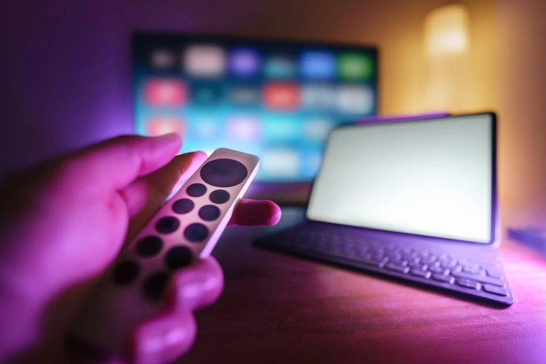 TV ou Redes Sociais? Qual o Melhor Canal para Anunciar sua Marca?