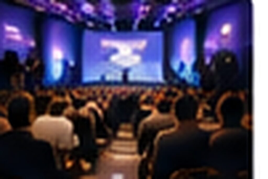 Equipe de produção e comunicação trabalhando em evento profissional com público, credenciamento, câmeras e bastidores, fotografia documental